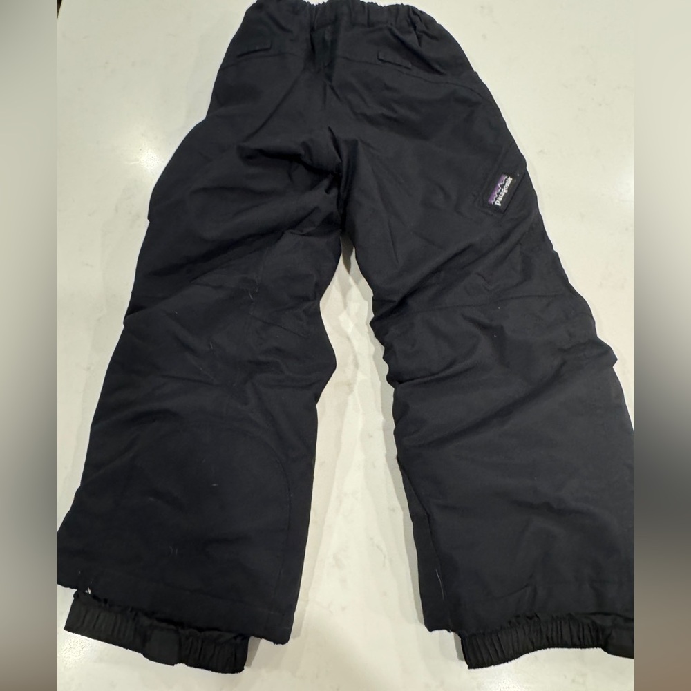 Patagonia snow pants pull on elastic waist.  Powdertown